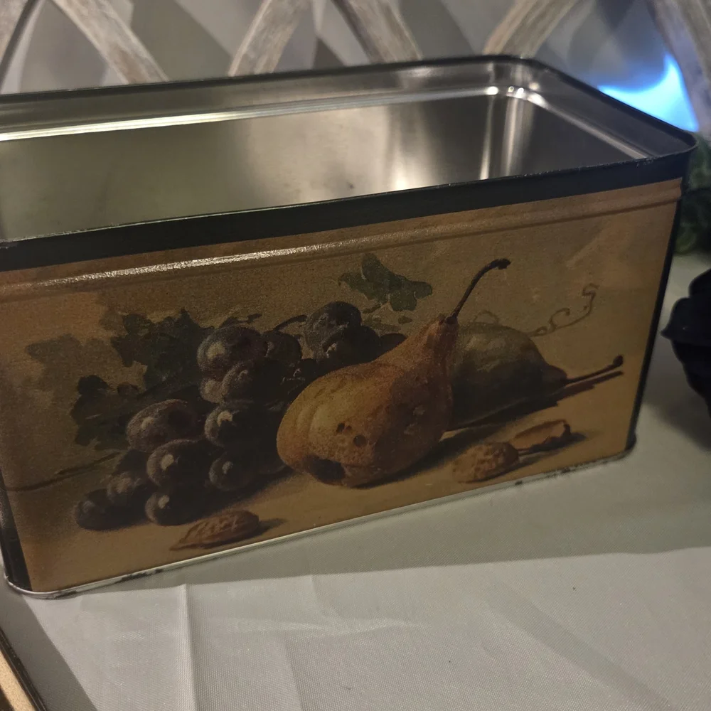 Vintage Decor Tin – Because Plastic Containers Are Boring